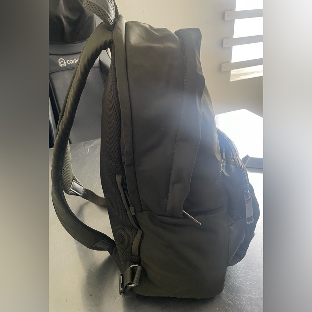 LULULEMON ATHLETICA Everywhere Backpack *17L Dark Olive Oil - Picture 5 of 16